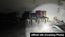 Фігурант виконував обов’язки конвоїра у катівні, створеній російськими загарбниками під час окупації Херсона (архівне фото катівні в Херсоні)