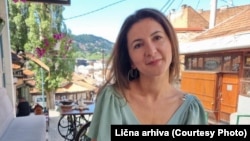 Dvadesetosmogodišnja Azra Alibegović tokom posjete domovini. Azra živi u Austriji od 2005. godine.