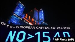 "Zeniteum" program na otvorenom koji je u centru Novog Sada izveo umetnik iz Slovenije Dragan Živadinov 13. januara 2022, na dan kada je glavni grad Vojvodine poneo titulu Evropske prestonice kulture.