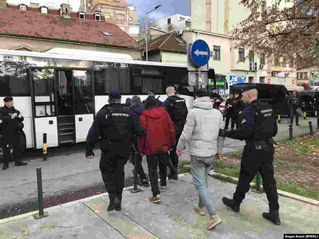 Od premeštanja migranata u kampove do hapšenja krijumčara – policija Srbije je od 2021. godine intenzivirala akcije, pokazuju saopštenja Ministarstva unutrašnjih poslova.