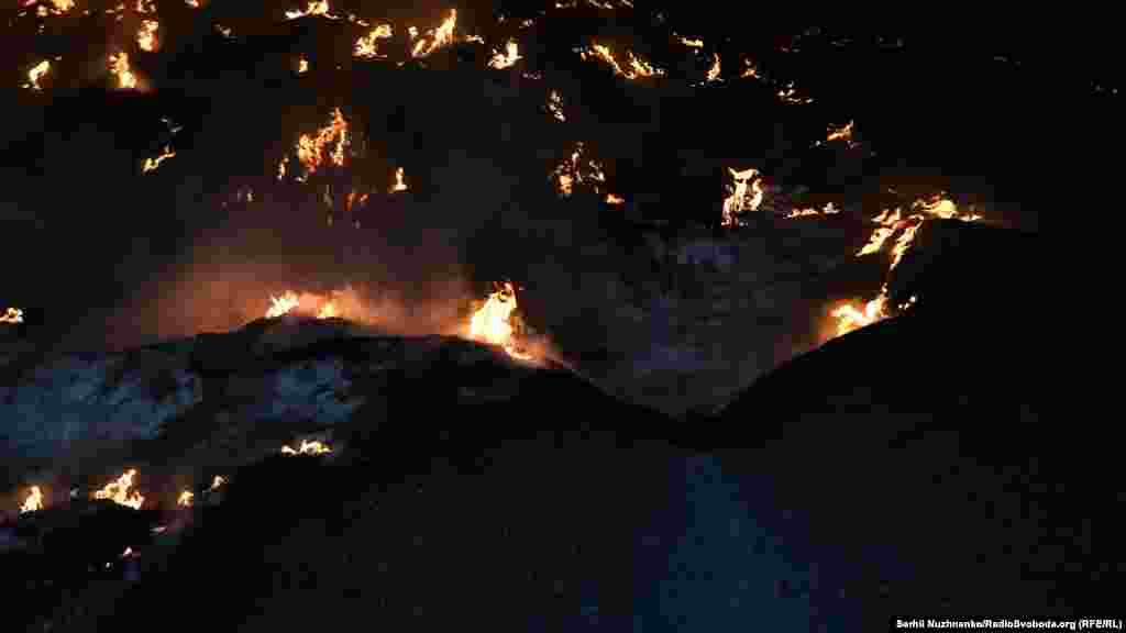 У селі Яковлівка на аграрному підприємстві горить соняшникове насіння. Пожежу спричинили цілеспрямовані  обстріли російських сих.