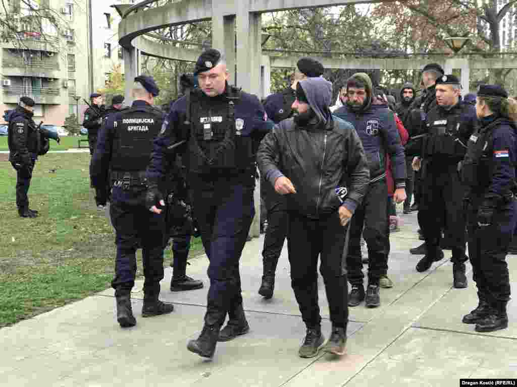 Policija je u ranijim "akcijama" ljude vraćala u prihvatne centre, a tadašnji ministar policije Aleksandar Vulin više puta je poručivao da Srbija "neće biti parking za migrante". 