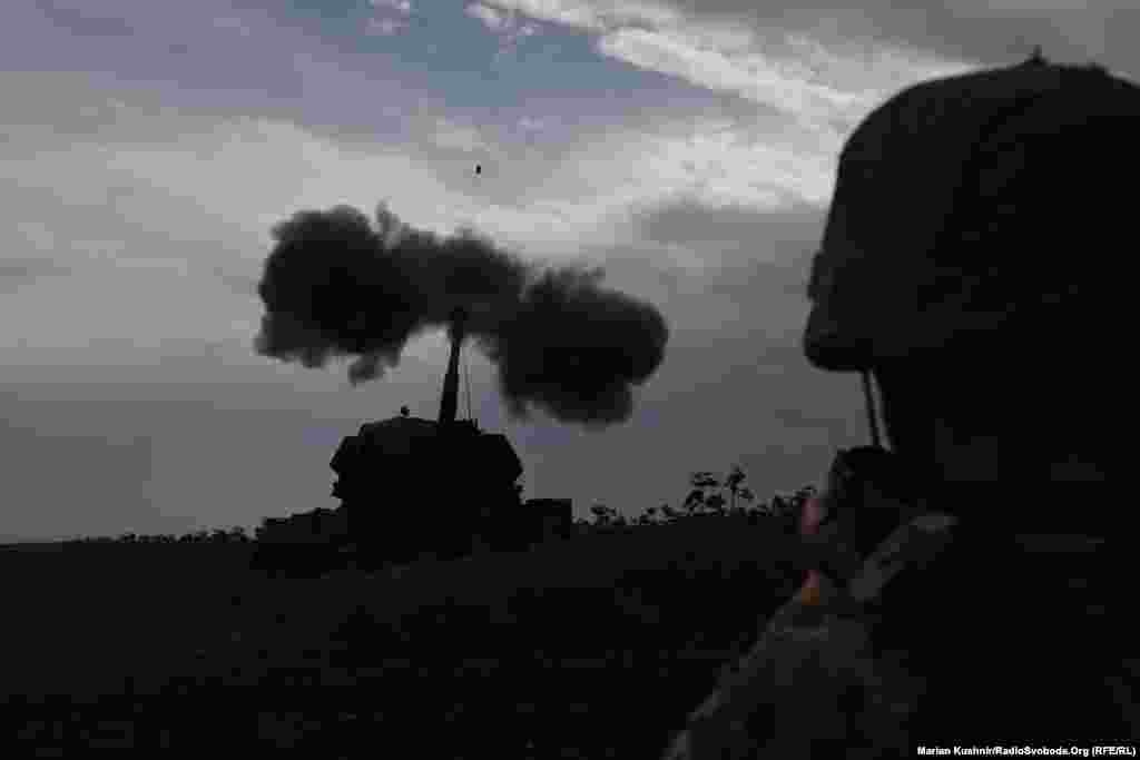 Польська самохідна гаубиця «Краб» атакує позиції російської армії на Донецькому напрямку.