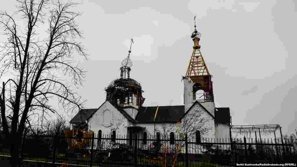 Зруйнована церква в одному з нещодавно звільнених сіл. Тільки тепер волонтерам вдалося потрапити до села Макіївка, щоб евакуювати місцевих жителів. Перед цим було п’ять днів невдалих спроб. .