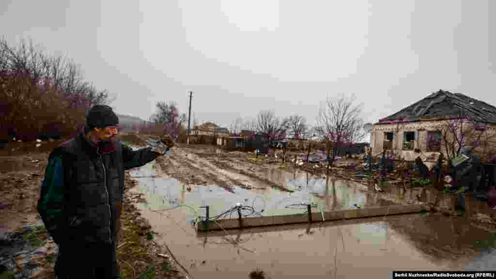 Тато Софії показує свій зруйнований будинок. 