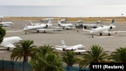 Privatni avion može da emituje dve tone ugljen-dioksida za sat vremena - što je ekvivalentno nekoliko meseci emisije gasova staklene bašte prosečne osobe u Evropskoj uniji.