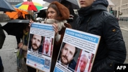 پوستری با عکس فانده کاستیل در دست معترضان در یک تجمع همبستگی که دسامبر ۲۰۲۲ در بروکسل، پایتخت بلژیک، برگزار شد