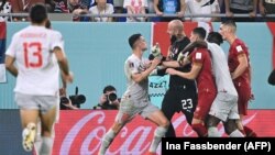 Kapiten Švajcarske Granit Džaka tokom okršaja sa fudbalerima Srbije na utakmici održanoj u Kataru 2. decembra 2022.