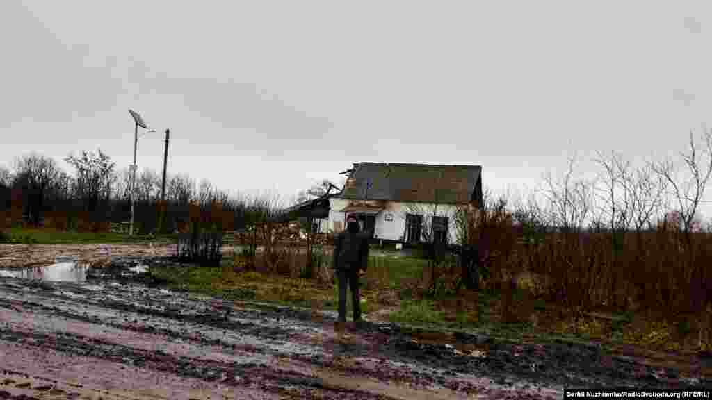 Біжимо із сином Сергія Вікторовича на сусідню вулицю, щоб повідомити про евакуацію. Село «тоне» в багнюці, звуки осінньої зливи змішуються з розривами артснарядів. Наше пересування ускладнювалося калюжами та грязюкою, в якій можуть залишатися небезпечні вибухові предмети. Територія замінована.