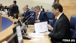 Članovi parlamentarnog rukovodstva Marinko Čavara (prvi sa desna) i Denis Zvizdić (u sredini) odlučuju na koje međunarodne skupove će se ići, a ujedno su i rekorderi po broju putovanja.