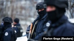 Kosovski policajci patroliraju područjem u sjevernom dijelu Mitrovice, Kosovo, 13. decembra 2022. 