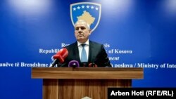 Dželjalj Svečlja na pres-konferenciji u Mitrovici, Kosovo, 22. prosinca 2022.