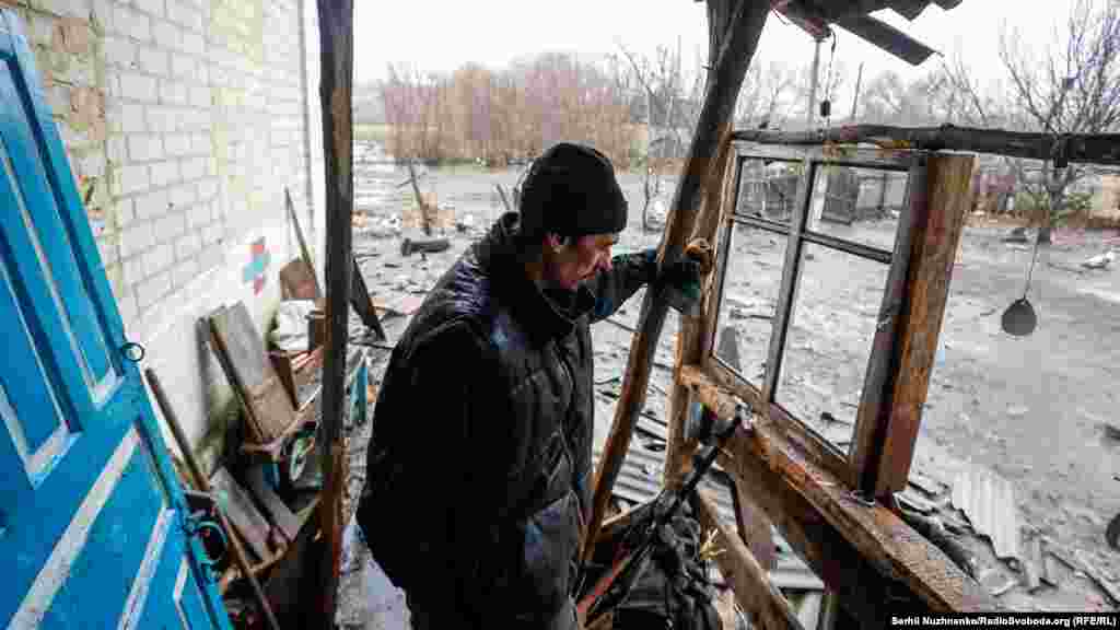 Тато Софійки стоїть на веранді напівзруйнованого будинку. Він вирішив залишитися у селі. Донька про це поки не знає. 