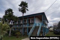 ჯიქიების სახლში დღეს საოჯახო სასტუმროა, მაგრამ 1993 წელს აქ მხოლოდ ბუხრის თავი გადარჩა.