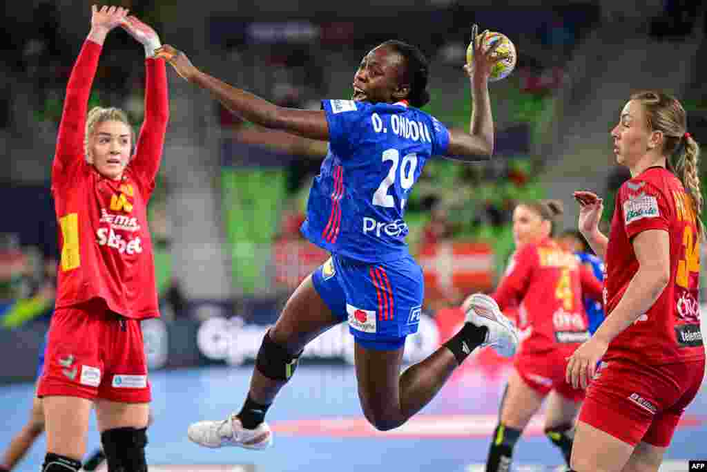 Francuska, zemlja sa 68 miliona stanovnika, ima oko 550 hiljada (izvor "Statista") licenciranih rukometaša i rukometašica, nešto manje od ukupnog broja stanovnika Crne Gore, oko 620 hiljada.                                                                                                                               Ljubljana, 20.11.2022.                                                