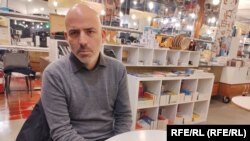Scriitorul Yaniv Iczkovits cunoaște bine România din poveștile părinților lui, Zoltan și Marcela, care s-au născut și trăit aici până să emigreze în anii '60 în Israel. 