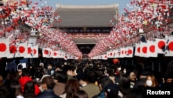 Posjetitelji ispred hrama Senso-ji, popularnom turističkom mjestu u Tokiju, Japan, 9. siječnja 2023.