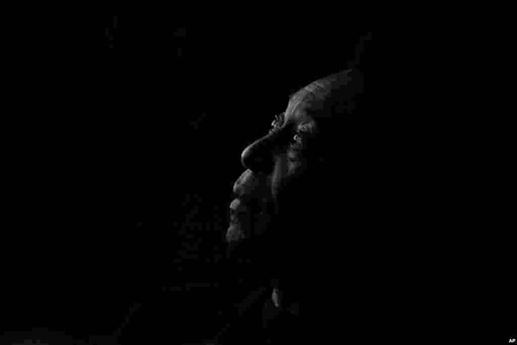 Fotografija načinjena 25. juna 2008. godine - bivši brazilski fudbaler Pele prisustvuje inauguraciji izložbe o svom životu King&#39;s Marks u Braziliji, u znak sjećanja na 50. godišnjicu pobjede fudbalske reprezentacije Brazila na Mundijalu 1958. godine, Brazil.