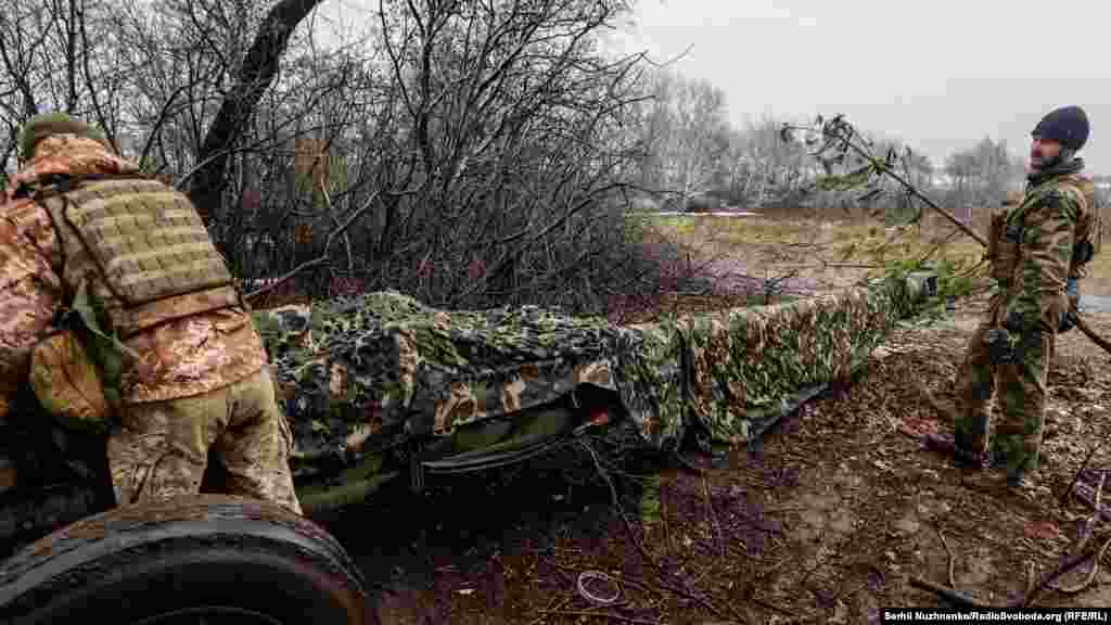 Бойова робота завершена. Бійці маскують гаубицю, в цей час аеророзвідка продовжує виявляти цілі 