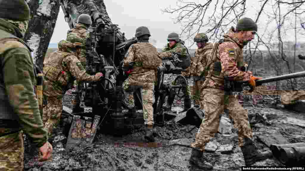 Мокрий сніг та рясний дощ зробили одне суцільне багно під ногами, та це не заважає артилеристам працювати 
