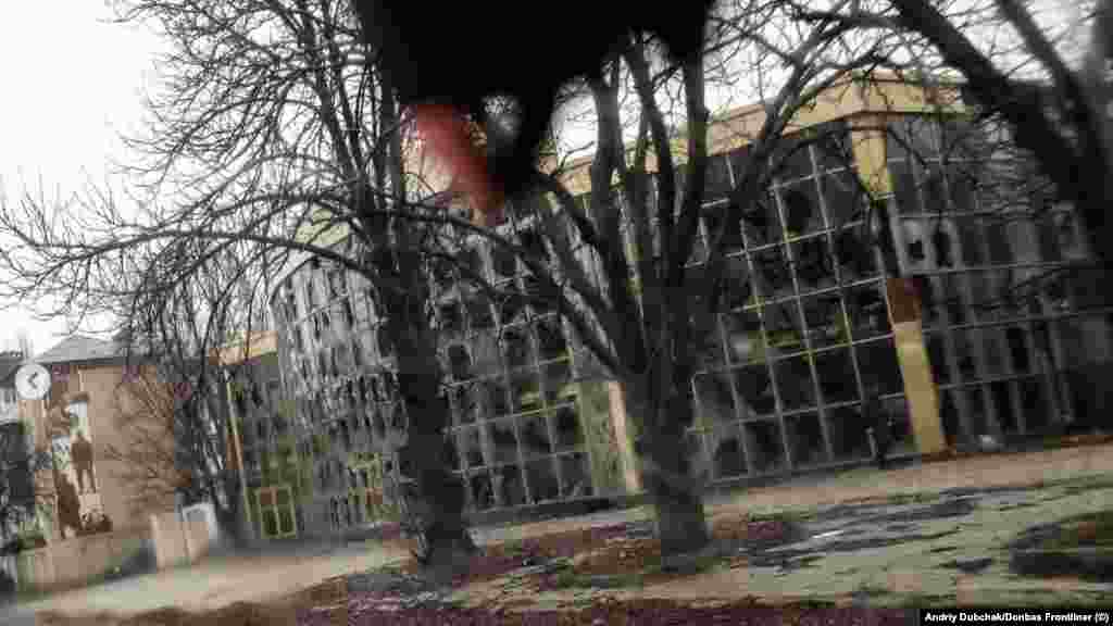 Razbijeni prozori na zgradi u Bahmutu. Ukrajinski vojnici kažu da ruske snage trenutno koriste veoma skupu taktiku u kojoj se loše obučenim vojnicima naređuje da efikasno napreduju ka ukrajinskim linijama kao "mamac" za privlačenje vatre, pomažući vojnicima u pozadini da identifikuju ukrajinske položaje.