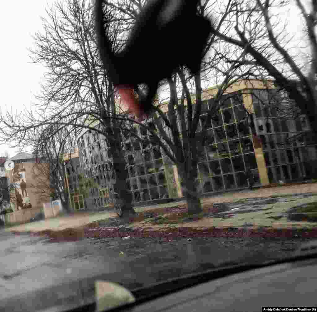 Вибиті вікна у будівлі в Бахмуті. Українські військові кажуть, що російські війська наразі застосовують тактику, за якою погано навченим солдатам наказують просуватися до українських ліній – мов «приманка» – для ведення вогню, допомагаючи тим самим російським військовим у тилу ідентифікувати українські позиції  