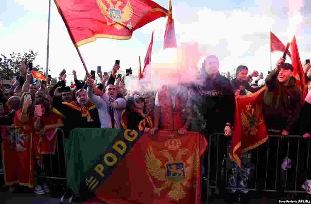 Više stotina građana, navijača spontano se okupilo na dočeku ženske rukometne reprezentacije na podgoričkom aerodromu.                                                                                                                                                          Aerodrom Podgorica, 21.11.2022.