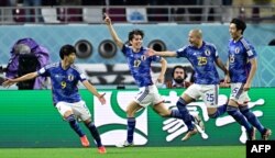 იაპონიის ნაკრების ფეხბურთელები იაპონია - ესპანეთის მატჩის დროს. 1 დეკემბერი, 2022 წ.