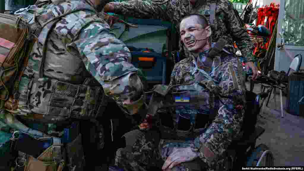 Поранений український військовий Богдан під  час евакуації з Сєвєродонецька