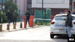 Policija pred gimnazijom "Josip Broz" u Skoplju zbog dojave o bombi, 12. decembar 2022.