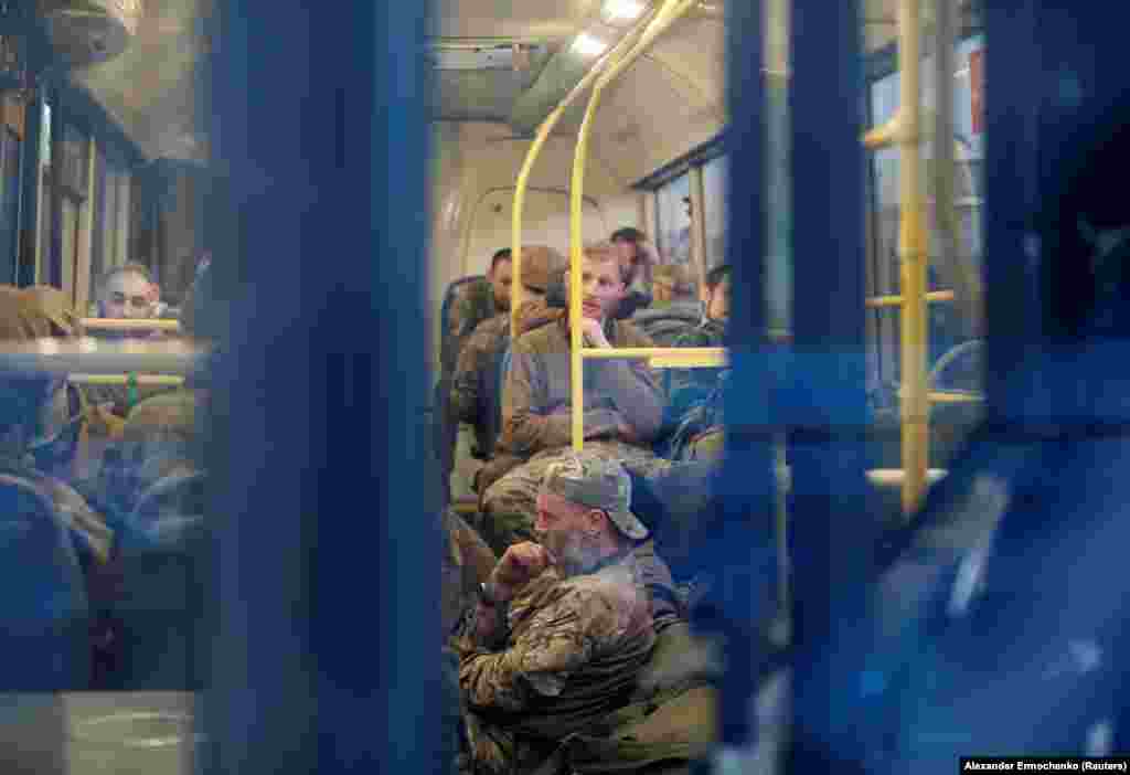 Евакуація українських військових із заводу «Азовсталь» на окуповану територію.