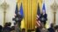 Президент України Володимир Зеленський (ліворуч) і президент США Джо Байден на пресконференції в Білому домі. Вашингтон, 21 грудня 2022 року