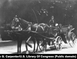 "Vozač stare škole. Nada se da će umrijeti prije nego što neumjetnički automobil istisne njegovu elegantnu kočiju razigranih zaprega s bulevara Bukurešta. Zašto zvati taksi, kada vas po kraljevskoj državi - s vozačem u baršunastoj halji - mogu voziti u ovoj kočiji za 20 centi na sat? Svatko može biti princ ili princeza na jedan sat", napisao je Carpenter.