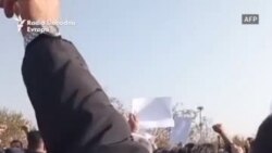 Hiljade Iranaca na grobu Mahse Amini uprkos upozorenjima  Hiljade Iranaca na grobu Mahse Amini uprkos upozorenjima