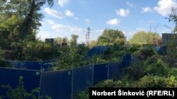 Radnici kineske firme China Road and Bridge Corporation (CRBC) su 18. oktobra, uz asistenciju policije u opremi za razbijanje demonstracija, započeli radove na obali Dunava