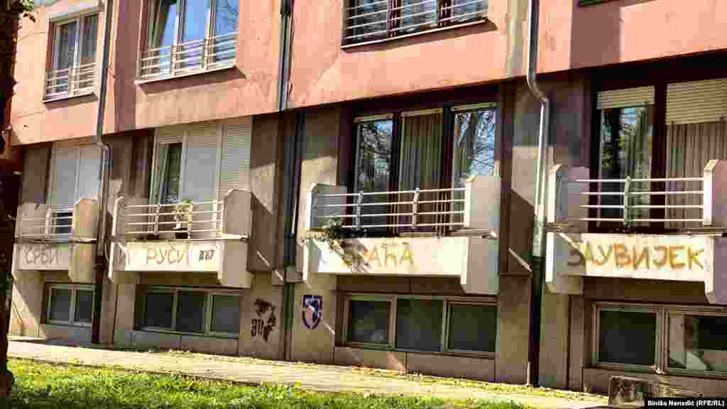 Poruka bratstva sa nekoliko balkona stambene zgrade. Tokom marta, u Banjaluci je održan skup podrške Rusiji, na kojem su bili prisutni i članovi "Noćnih vukova" iz RS, moto-kluba bliskog ruskom predsjedniku.