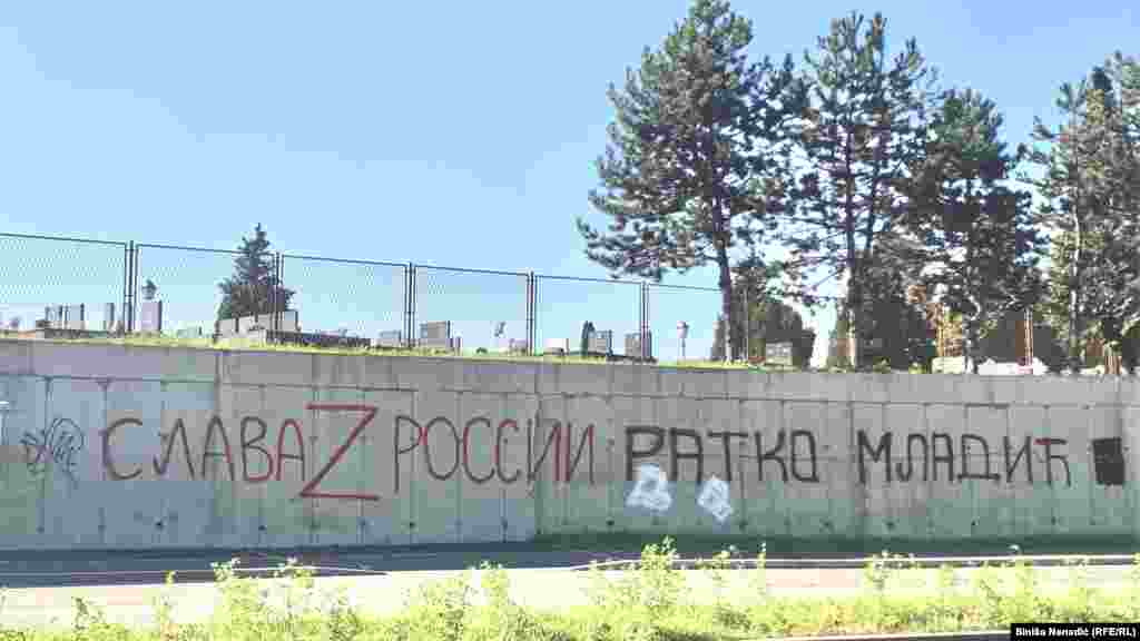 Na potpornom zidu kod groblja Sveti Marko – poruka podrške Rusiji uz ime Ratka Mladića, glavnog komandanta Vojske Republike Srpske, koji je doživotno osuđen u Haškom tribunalu za ratne zločine tokom rata u Bosni i Hercegovini.