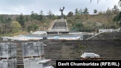 ფილების მარაგი ვაკის პარკში შადრევნების კასკადებს შორის - 2022 წლის ოქტომბერი 