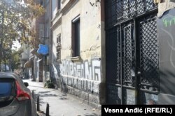 Trinaestogodišnji dečak je krenuo ka obližnjoj prodavnici po sok. Na slici: Ulaz broj 35 gde je živeo i mesto gde je ubijen.