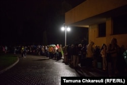 Coada la controlul pașapoartelor în gara din Przemysl.