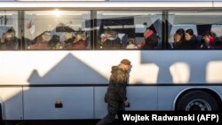 უკრაინელი ლტოლვილებით სავსე ავტობუსი პოლონეთის საზღვარზე