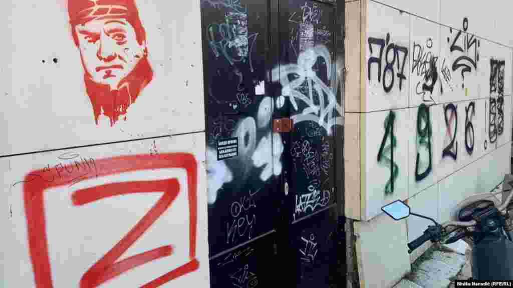 U centru Banjaluke, uz mnoštvo navijačkih grafita, slovo "Z" ispod naslikanog lika Ratka Mladića.