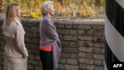 Премьер-министр Эстонии Кая Каллас (слева) и председатель Европейской комиссии Урсула фон дер Ляйен (справа) смотрят на реку Нарву