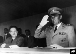 'Tito (na fotografiji sa Kardeljem) je bio veoma ljut i rekao je Franji Herljeviću, saveznom sekretaru za unutrašnje poslove, koji nam je to prenio: "Pa, sa mrtvim Kardeljem hoće da me zavade, koji mi je bio najbliži saradnik i drug, i da unose u budućnost odnosa u Jugoslaviji sjeme razdora".)