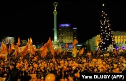 ვიქტორ იუშჩენკოს მხარდამჭერები კიევის მთავარ მოედანზე, 28 დეკემბერი, 2004 წელი.