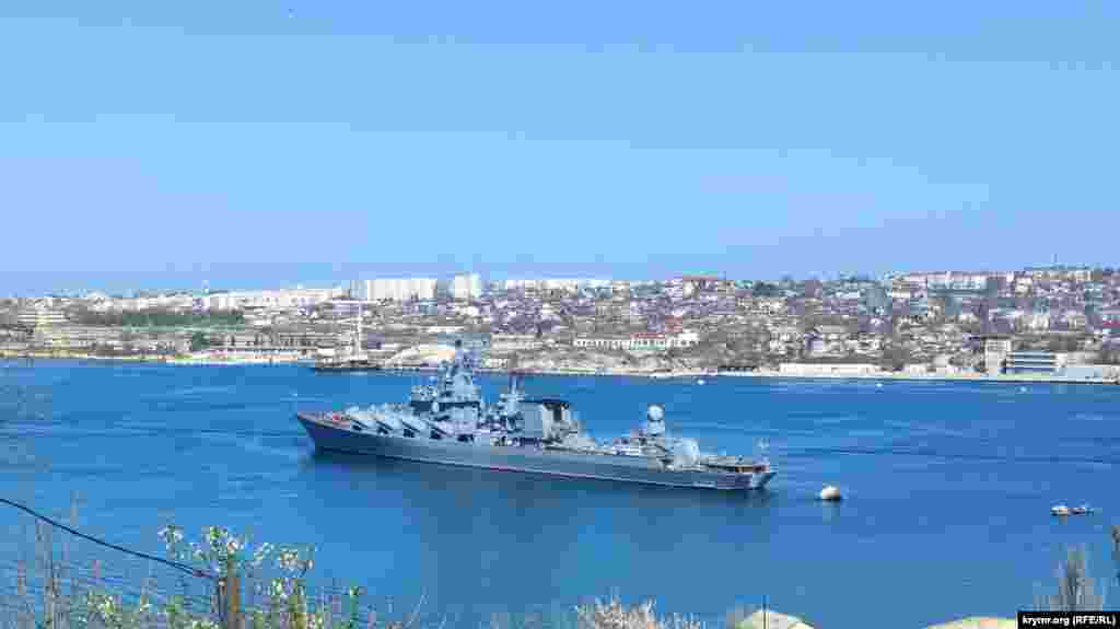 Ракетный крейсер «Москва» Черноморского флота РФ стал на якорь в Севастопольской бухте, 10 апреля 2022 г., Севастополь. Последнее «надводное» фото флагмана ЧФ России, который через три дня, 13 апреля того же года, подвергшись атаке двумя украинскими крылатыми противокорабельными ракетами «Нептун», перевернулся и затонул. Фото автора Крыма.Реалии, имя и фамилия которого из соображений безопасности не раскрывается.