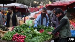 د واټونو د سرپلورونکي شکايت کوي، چې تر اوسه ورته بديل ځای هم نهدی مشخص شوی.