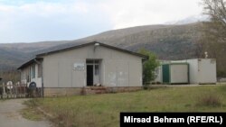 U BiH, prema podacima nadležnog ministarstva iz 2015. godine, ima 121 kolektivni centar. Među njima je i Salakovac (na fotografiji), koji se nalazi blizu Mostara (6. april 2022.).