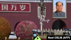 Policajac ispred Velikog doma naroda u Pekingu za vreme kongresa Kineske komunističke partije, 23. oktobar 2022.