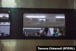 მატარებელი 12 საათი ივლის. წინ მთელი ღამეა